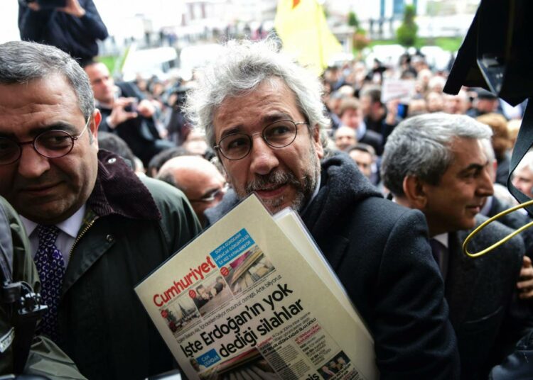 Cumhuriyet-lehden päätoimittaja Can Dündar saapumassa oikeudenkäyntiin Istanbulissa perjantaina.