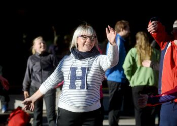 Aino-Kaisa Pekonen eduskunnan liikuntapäivässä viime viikolla. Vanhuksille hoitajamitoituksen kiristäminen tekee ulkoilun kaukaiseksi haaveeksi.