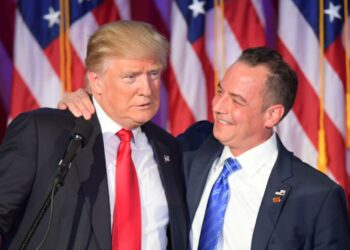 Donald Trump ja Reince Priebus kaulailevat vaalitulosten selvittyä keskiviikon vastaisena yönä.