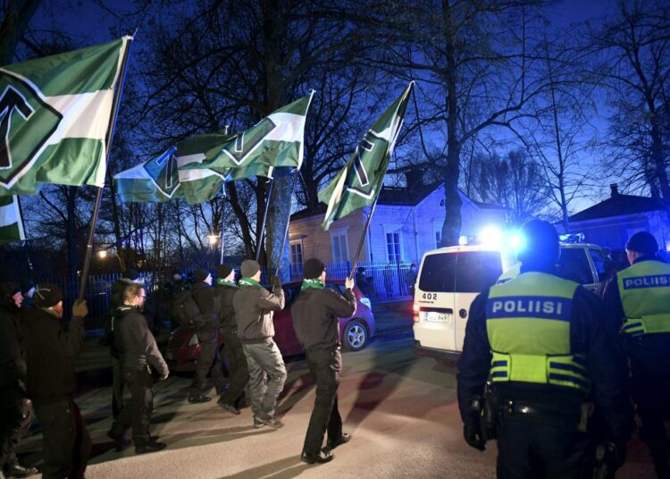 Uusnatsijärjestö Pohjoismainen Vastarintaliike marssi Helsingissä itsenäisyyspäivänä.