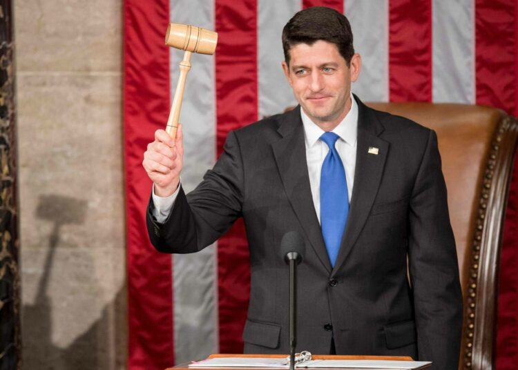 Republikaanien Paul Ryan heilutti nuijaa tultuaan valituksi jatkokaudelle edustajainhuoneen puhemieheksi.