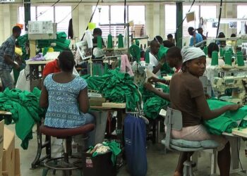 Kehitysmaat houkuttelevat ulkomaisia sijoituksia perustamalla vapaita talousvyöhykkeitä, joilla toimivien yritysten ei tarvitse maksaa veroja. Kuva tekstiilitehtaasta Haitissa.