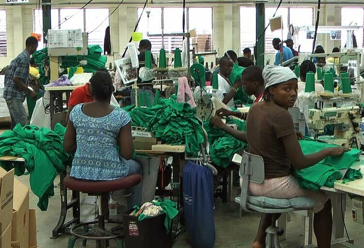 Kehitysmaat houkuttelevat ulkomaisia sijoituksia perustamalla vapaita talousvyöhykkeitä, joilla toimivien yritysten ei tarvitse maksaa veroja. Kuva tekstiilitehtaasta Haitissa.