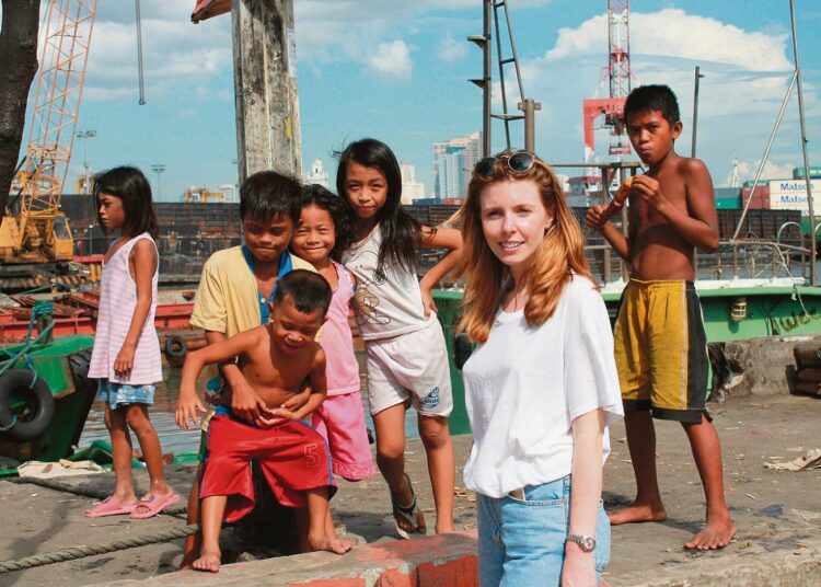 Brittitoimittaja Stacey Dooley matkustaa Filippiineille tutkimaan tyttöjen laajamittaista seksuaalista hyväksikäyttöä.