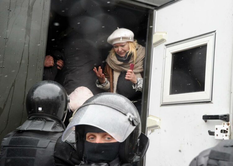 Mellakkapoliisi pidätti mielenosoittajia Minskissä lauantaina.