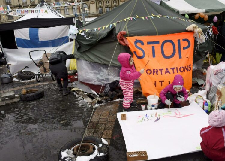 Irakilaisten ja afganistanilaisten turvapaikanhakijoiden mielenosoitusleiri Helsingissä. Viranomaisten otteet ovat koventuneet tammikuussa voimaan tulleen lain jälkeen.