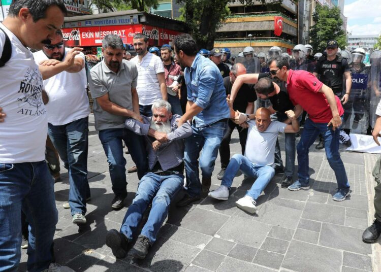 Siviilipukuiset poliisit pidättivät keskiviikkona Ankarassa mielenosoittajia, jotka osoittivat tukeaan nälkälakossa oleville kahdelle opettajalle. Opettajat ovat vangittuina terrorisminvastaisten lakien perusteella.