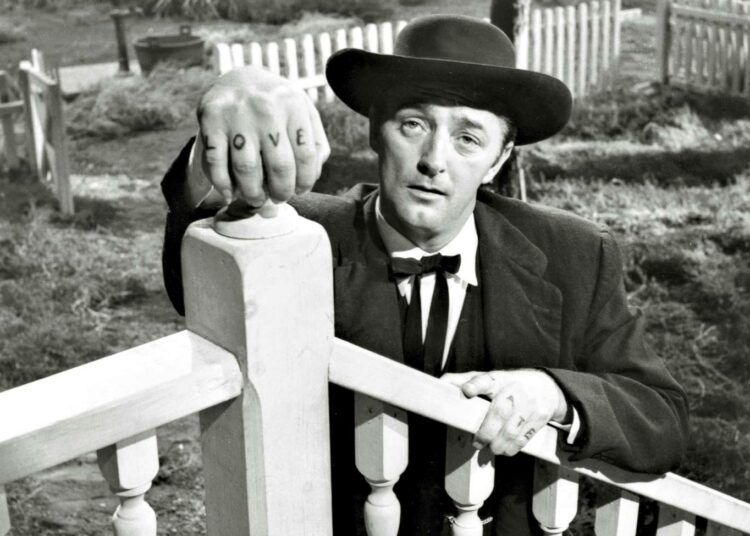 Räsynukessa Robert Mitchum tekee yhden uransa muistettavimmista kuin myös puistattavimmista roolitöistä vaarallisen vinksahtaneena huijarisaarnaajana.