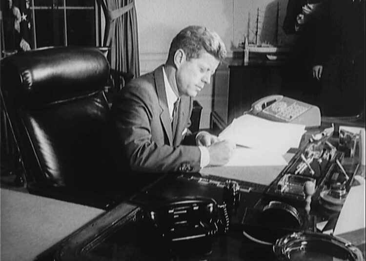 John F. Kennedyn johtama Yhdysvallat halusi kiihkeästi eroon Fidel Castrosta.