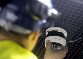 Sähkömiesten ansiot saattaisivat Sähköliiton mukaan pudota jopa 1 500 eurolla kuukaudessa.