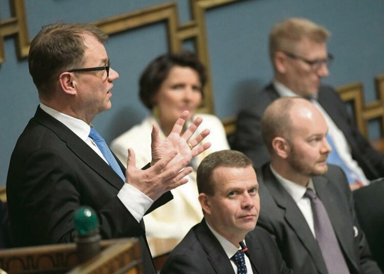 Pääministeri Juha Sipilä (kesk.), valtiovarainministeri Petteri Orpo (kok.) ja sinisten monisalkkuministeri Sampo Terho ovat vihreämmällä oksalla soten aloittaessa.