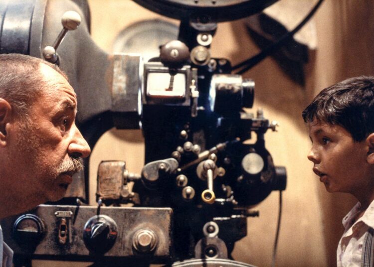 Cinema Paradiso on Oscaria myöten palkittu kertomus sisilialaiskylästä, jonka keskipisteenä on paikallinen elokuvateatteri. Kuvassa koneenkäyttäjä Alfredo (Philippe Noiret) ja "Totò" (Salvatore Cascio).