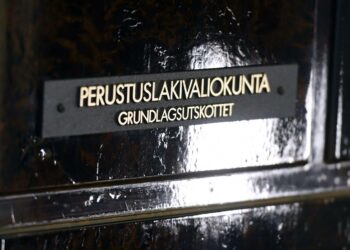 Perustuslakivaliokunta edellytti hallintovaliokuntaa tekemään muutoksia siviilitiedustelulakiesitykseen.
