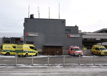 Kirjoittajan mukaan Keski-Pohjanmaan aluesairaala Kokkolassa kilpailuttaa tänä keväänä siivous- ja sairaala-apulaistehtävät. Tehtäviä hoitavat siistijät vaativat, ettei kilpailutuksen tulos perustuisi työsuhde-etujen heikentämiseen.