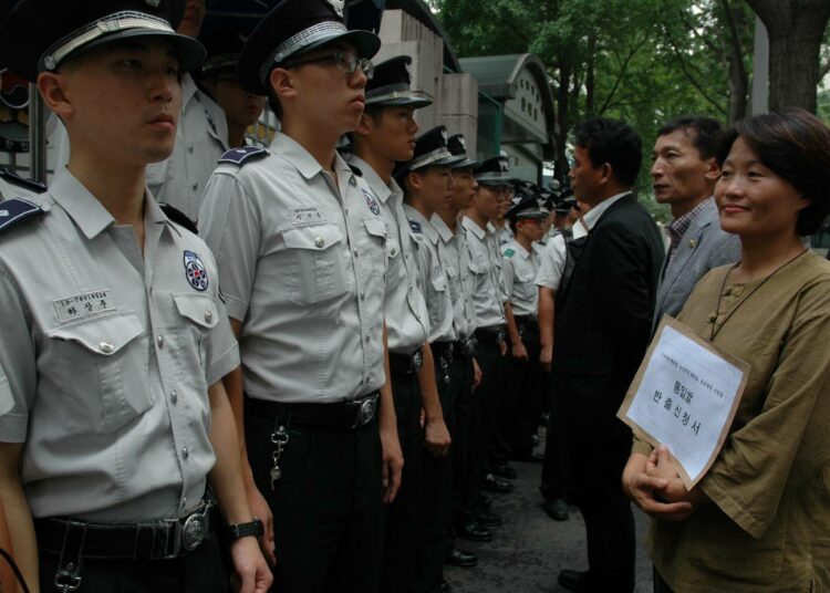 Eteläkorealaiset osoittivat elokuussa 2011 mieltään yhdistymisministeriön edessä Soulissa sitä vastaan, ettei Pohjois-Koreaan saanut lähettää kirjeitä. He myös pyysivät lupaa lähettää riisiä pohjoiskorealaisille.