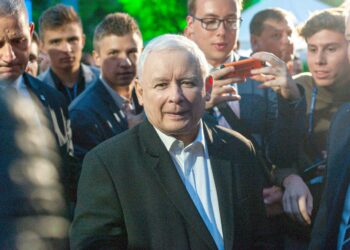 Puolan valtapuolue PiS:n johtaja on Jaroslaw Kaczynski, joka kulissien takaa johtaa myös hallitusta, vaikka ei ole siinä ministerinä.
