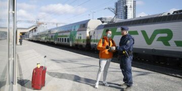 Poliisi valvoi ihmisten liikkumista myös junissa ja juna-asemilla.