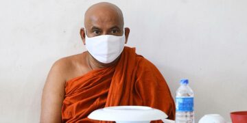 Koronakriisi on näyttänyt, miten globaali kriisi vaikuttaa kaikkialla paikallisella tasolla. Kuvassa buddhalainen munkki Sri Lankan Colombossa.