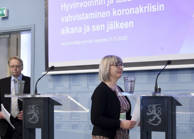 Sosiaali- ja terveysministeri Aino-Kaisa Pekonen ja arkkipiispa emeritus Kari Mäkinen esittelivät asiantuntijaryhmän raportin.