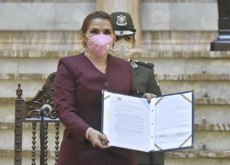 Bolivian väliaikaiseksi johtajaksi nostettu Jeanine Áñez esitteli uutta vaalilakia La Pazissa elokuun alkupuolella.