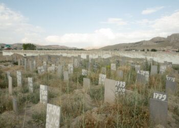 Iranista Turkkiin pyrkineiden haudoissa on vain numeroita, ei nimiä. Joistain on merkitty kansallisuus.