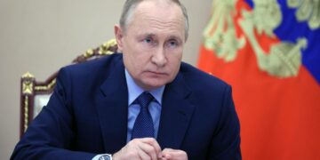 Presidentti Vladimir Putinin olisi syytä paneutua Venäjän talouteen ja kansan elintason parantamiseen.