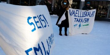 Myötämielisempää lohipolitiikkaa vaadittiin mielenosoituksessa Rovaniemellä vuonna 2021