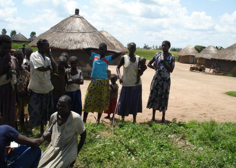 Tyttöjen ympärileikkaajaa eli sukuelinten silpojaa haastatellaan Ugandan Kapchowassa.