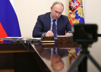 Vladimir Putin ajaa tavalliset venäläiset talousahdinkoon.