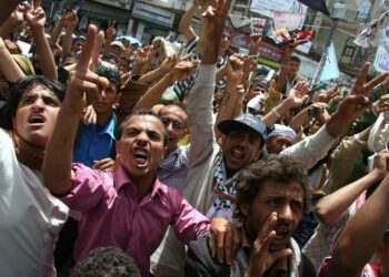 Nuorisotyöttömyys voi johtaa vakaviin levottomuuksiin, kun toimettomat nuoret miehet ryhtyvät suoraan toimintaan. Kuvassa jemeniläisiä vuonna 2012.