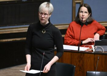 Hanna Sarkkinen eduskunnassa. taustalla kansanedustaja Veronika Honkasalo.
