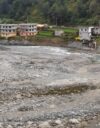 Nepalin Melamchin-Helambun tuhotulvista on melkein kolme vuotta, mutta asukkaat ponnistelevat yhä toipuakseen menetyksistään. Jokiuoma ei ikinä palaa entiselleen, eikä penkan taloille voi ennustaa pitkää ikää.