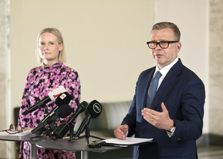 Valtiovarainministeri Riikka Purra (ps) ja pääministeri Petteri Orpo (kok) pitivät tiedotustilaisuuden finanssipoliittisista säännöistä eduskunnan valtiosalissa keskiviikkona.