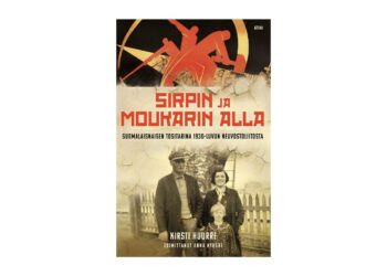 Etukannen kuvassa Kirsti on Sortavalan Nukuttalahdessa noin vuonna 1940. Mies lienee hänen aviomiehensä Martti Varpio ja tyttö tytär Pirjo. Elämä hymyili hetken ennen jatkosotaa.