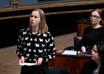 Hanna Sarkkinen eduskunnan täysistunnossa torstaina.