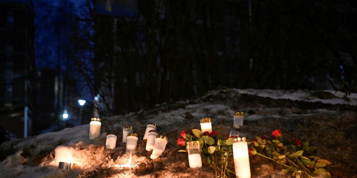 Muistokynttilöitä ja kukkia Pähkinärinteen palopaikalla Vantaalla.