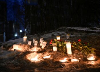 Muistokynttilöitä ja kukkia Pähkinärinteen palopaikalla Vantaalla.