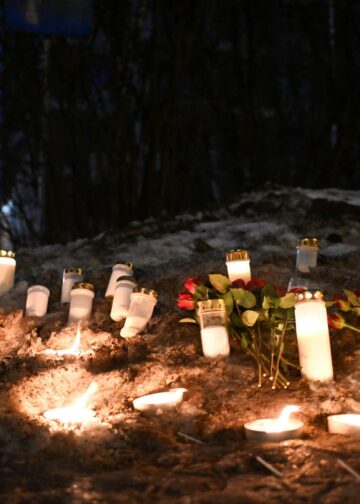Muistokynttilöitä ja kukkia Pähkinärinteen palopaikalla Vantaalla.