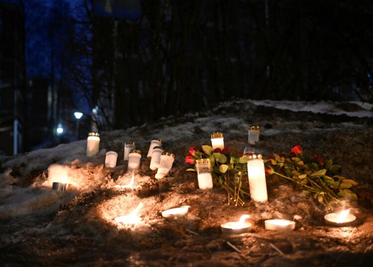 Muistokynttilöitä ja kukkia Pähkinärinteen palopaikalla Vantaalla.