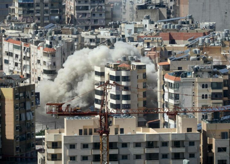 Israel pommittaa siviilikohteita Beirutissa.