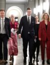 Oppositiopuolueiden puheenjohtajat Antti Kaikkonen (kesk.), Sofia Virta (vihr.), Antti Lindtman (sdp.), Minja Koskela (vas.), SDP:n eduskuntaryhmän puheenjohtaja Tytti Tuppurainen ja Harry Harkimo (liik.) jättivät välikysymyksen hallitukselle eduskunnassa vappuaattona. Kuva: Lehtikuva/Markku Ulander