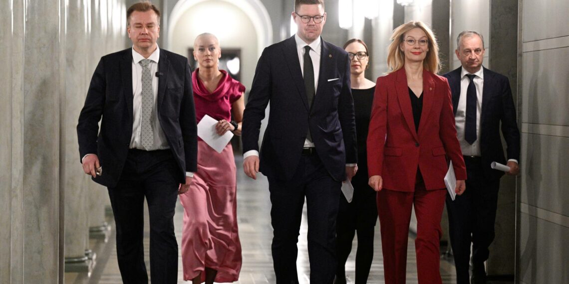 Oppositiopuolueiden puheenjohtajat Antti Kaikkonen (kesk.), Sofia Virta (vihr.), Antti Lindtman (sdp.), Minja Koskela (vas.), SDP:n eduskuntaryhmän puheenjohtaja Tytti Tuppurainen ja Harry Harkimo (liik.) jättivät välikysymyksen hallitukselle eduskunnassa vappuaattona. Kuva: Lehtikuva/Markku Ulander
