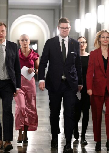 Oppositiopuolueiden puheenjohtajat Antti Kaikkonen (kesk.), Sofia Virta (vihr.), Antti Lindtman (sdp.), Minja Koskela (vas.), SDP:n eduskuntaryhmän puheenjohtaja Tytti Tuppurainen ja Harry Harkimo (liik.) jättivät välikysymyksen hallitukselle eduskunnassa vappuaattona. Kuva: Lehtikuva/Markku Ulander