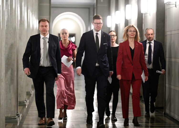 Oppositiopuolueet jättivät tänään vappuaattona 30.4. yhteisen välikysymyksen Petteri Orpon (kok.) hallitukselle. Kuvassa vasemmalta oikealle keskustan Antti Kaikkonen,, vihreiden Sofia Virta, SDP:n Antti Lindtman, vasemmistoliiton Minja Koskela, SDP:n eduskuntaryhmän puheenjohtaja Tytti Tuppurainen ja Liike Nytin Harry Harkimo.