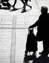 Ihmisiä Helsingissä huhtikuussa 2025.