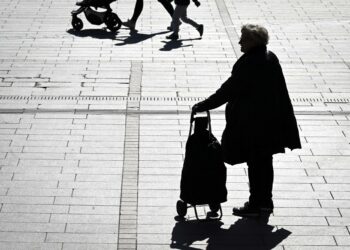 Ihmisiä Helsingissä huhtikuussa 2025.