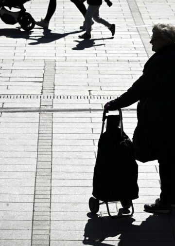 Ihmisiä Helsingissä huhtikuussa 2025.