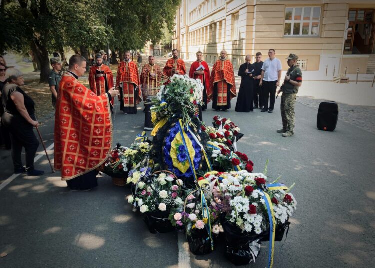 Hautajaiset Užhorodissa. Ukrainan sodassa kuolleiden määrästä ei ole virallisia lukuja, mutta kuolonuhreja arvioidaan olevan kymmeniätuhansia.