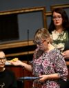 Vasemmistoliiton kansanedustajia eduskunnassa: Aino-Kaisa Pekonen puhuu seisten, vasemmalla Minja Koskela ja takana Pia Lohikoski seuraavat.