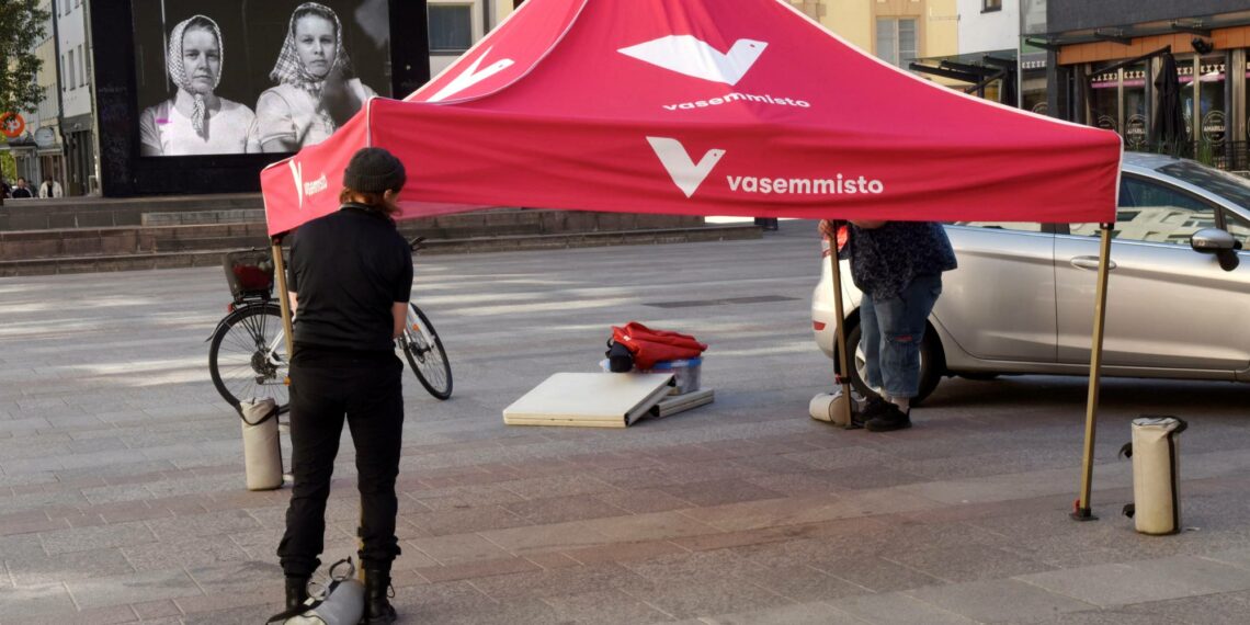 Vasemmistoliiton kampanjatelttaa pystytettiin Oulun Rotuaarilla kesäkuussa 2026.
